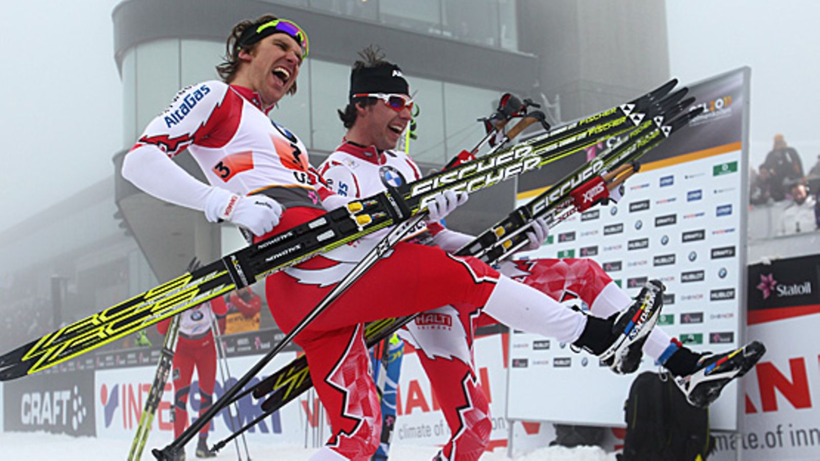 Devon Kershaw ja Alex Harvey juhlivat sprinttiviestin kultamitalejaan