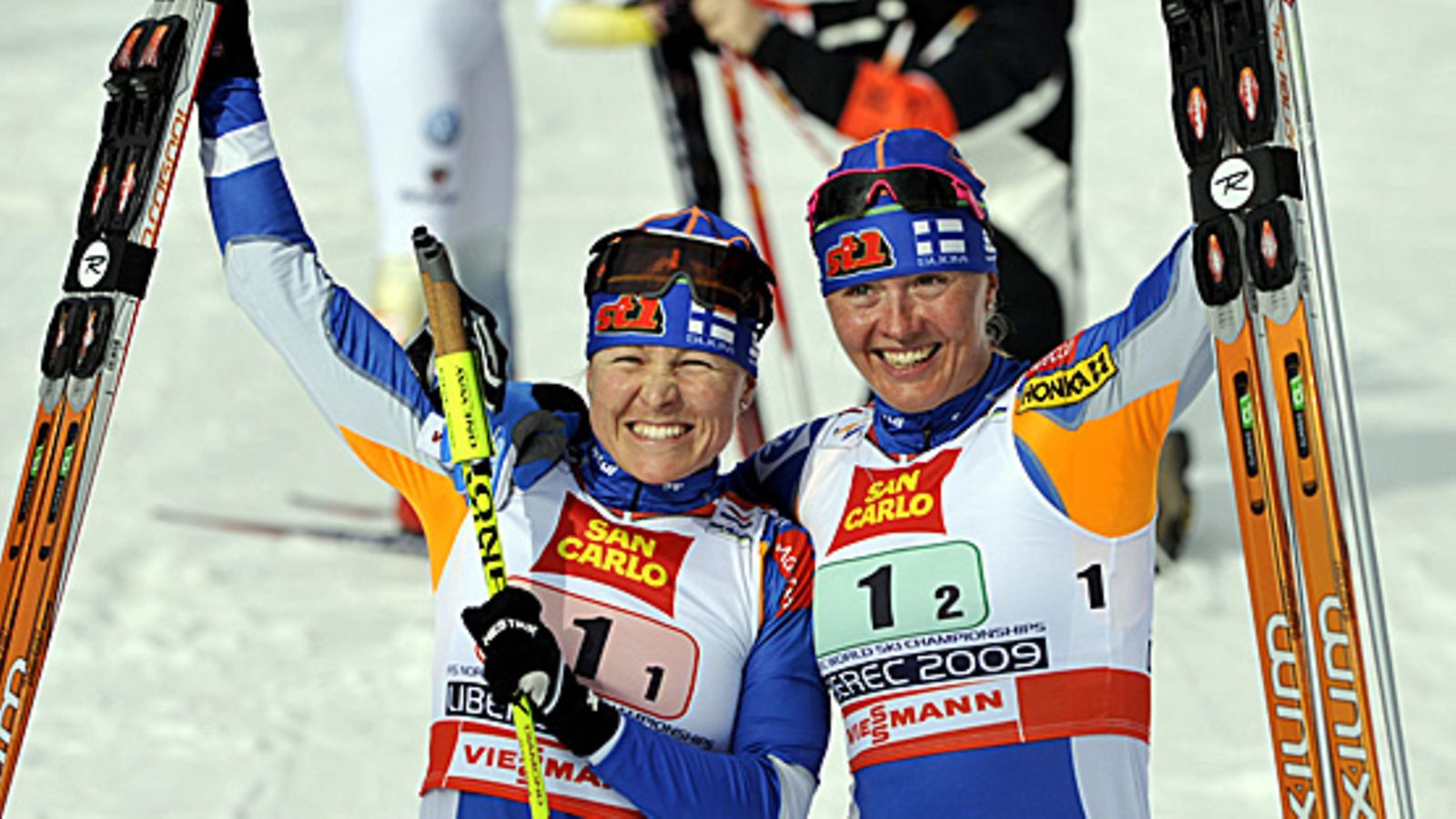 Aino-Kaisa Saarinen ja Virpi Kuitunen juhlivat sprinttiviestin MM-kultaa kaksi vuotta sitten
