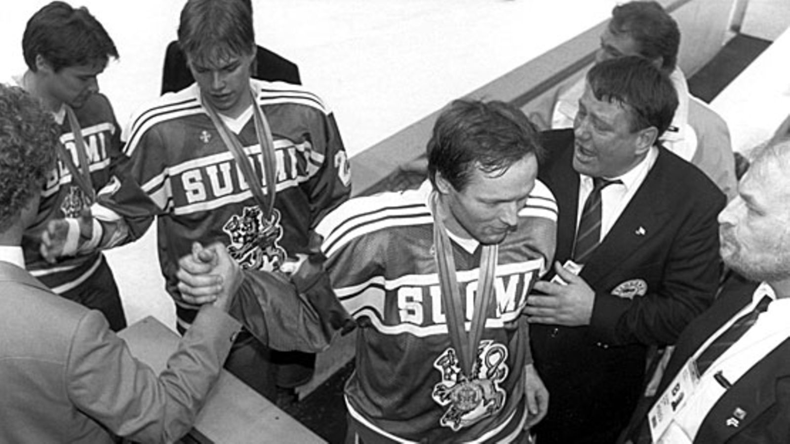 Erkki Laine, Esa Keskinen ja Teppo Numminen Calgaryssä 1988, kuva: Martti Kainulainen/Lehtikuva