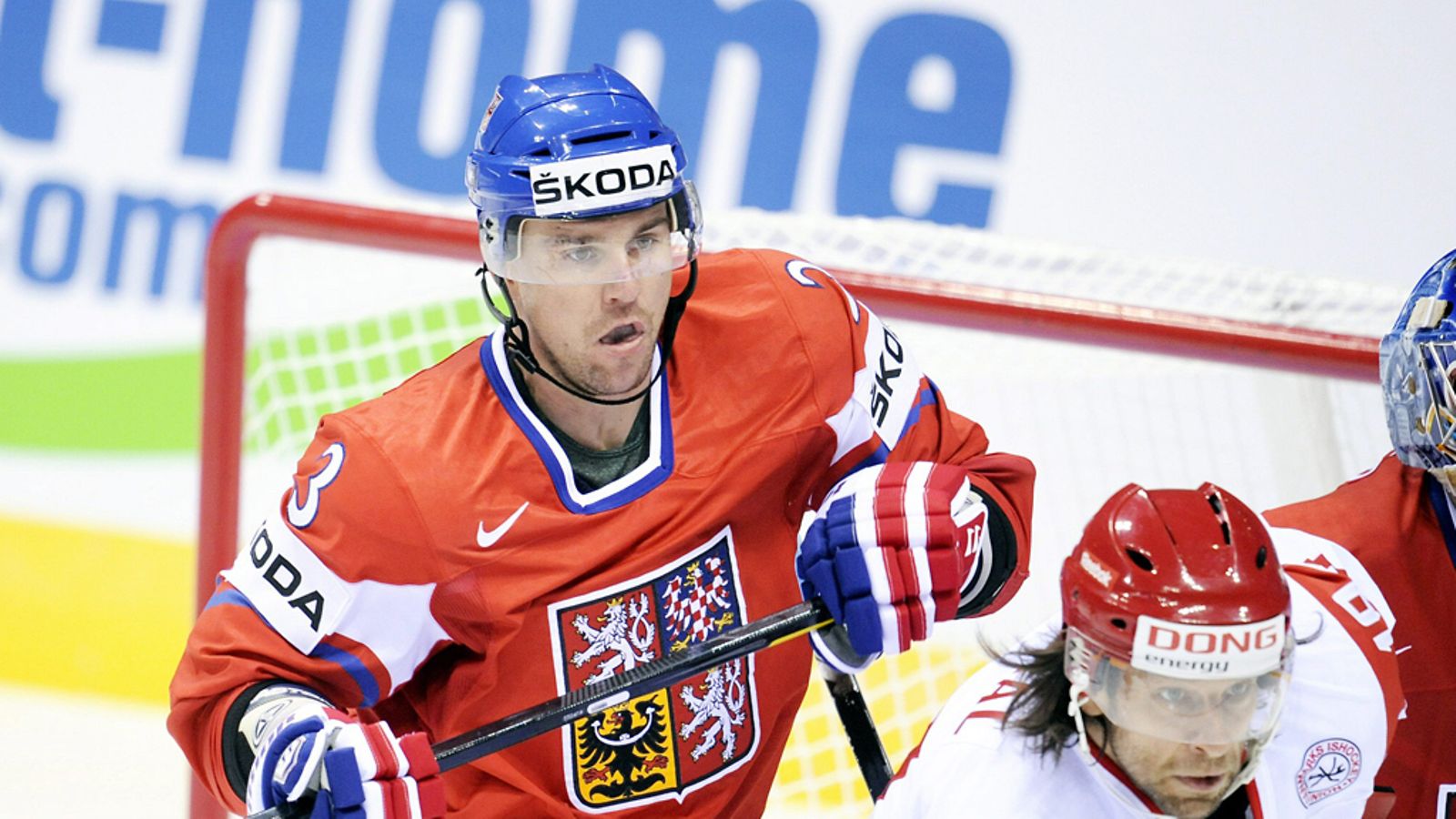 Marek Zidlicky putsaa Tshekin maalin edustaa.