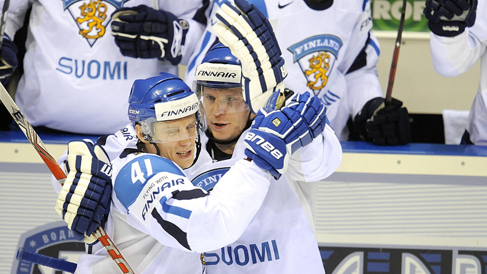 Pasi Puistola ja  Mikko Koivu juhlivat Puistolan 2-2-maalia