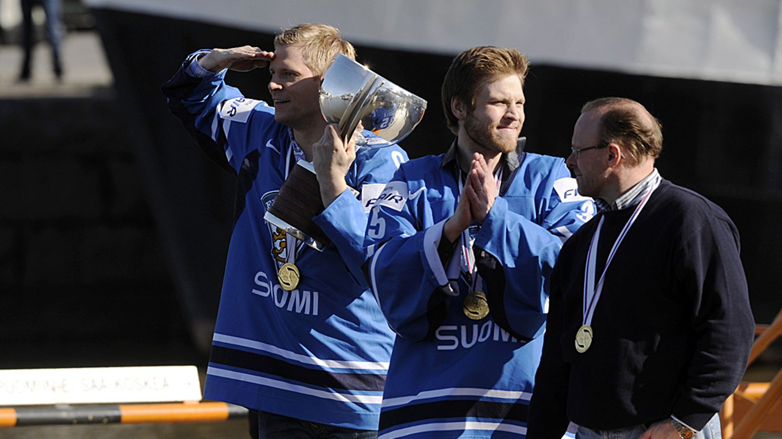 Mikko Koivu, Teemu Lassila ja Jussi Luoma tervehtivät turkulaista juhlakansaa.