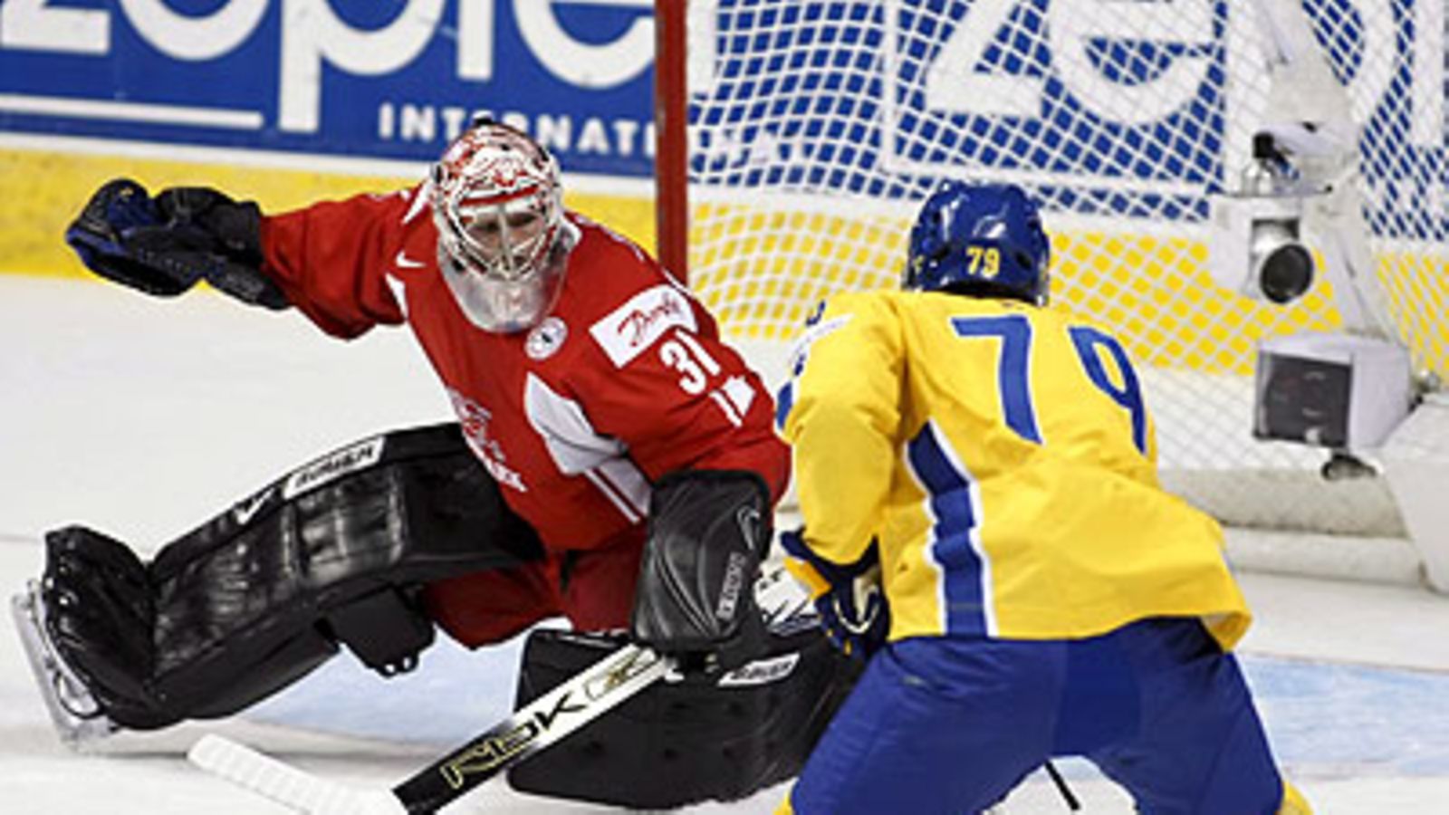 Ruotsin Fredrik Warg, Tanskan maalivahti Peter Hirsch, kuva: EPA/CLEMENT ALLARD