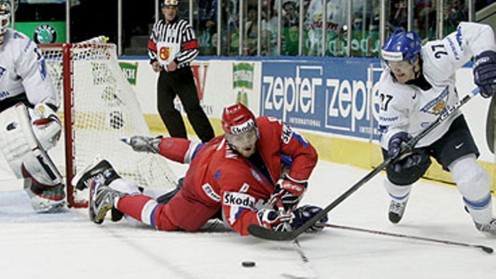 Mikko Jokela ja Aleksander Ovetshkin, kuva: EPA/VALDA KALNINA