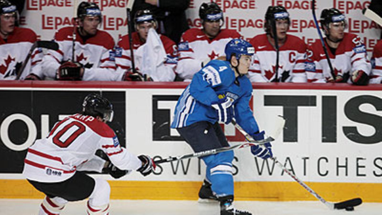 Kanadan Patrick Sharp ja Suomen Ville Koistinen, kuva: EPA/SANDOR FIZLI