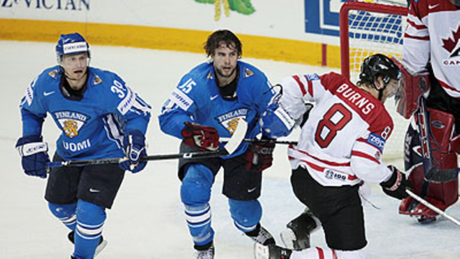 Niko Kapanen ja Tuomo Ruutu sekä Kanadan Brent Burns , kuva: EPA/SANDOR FIZLI