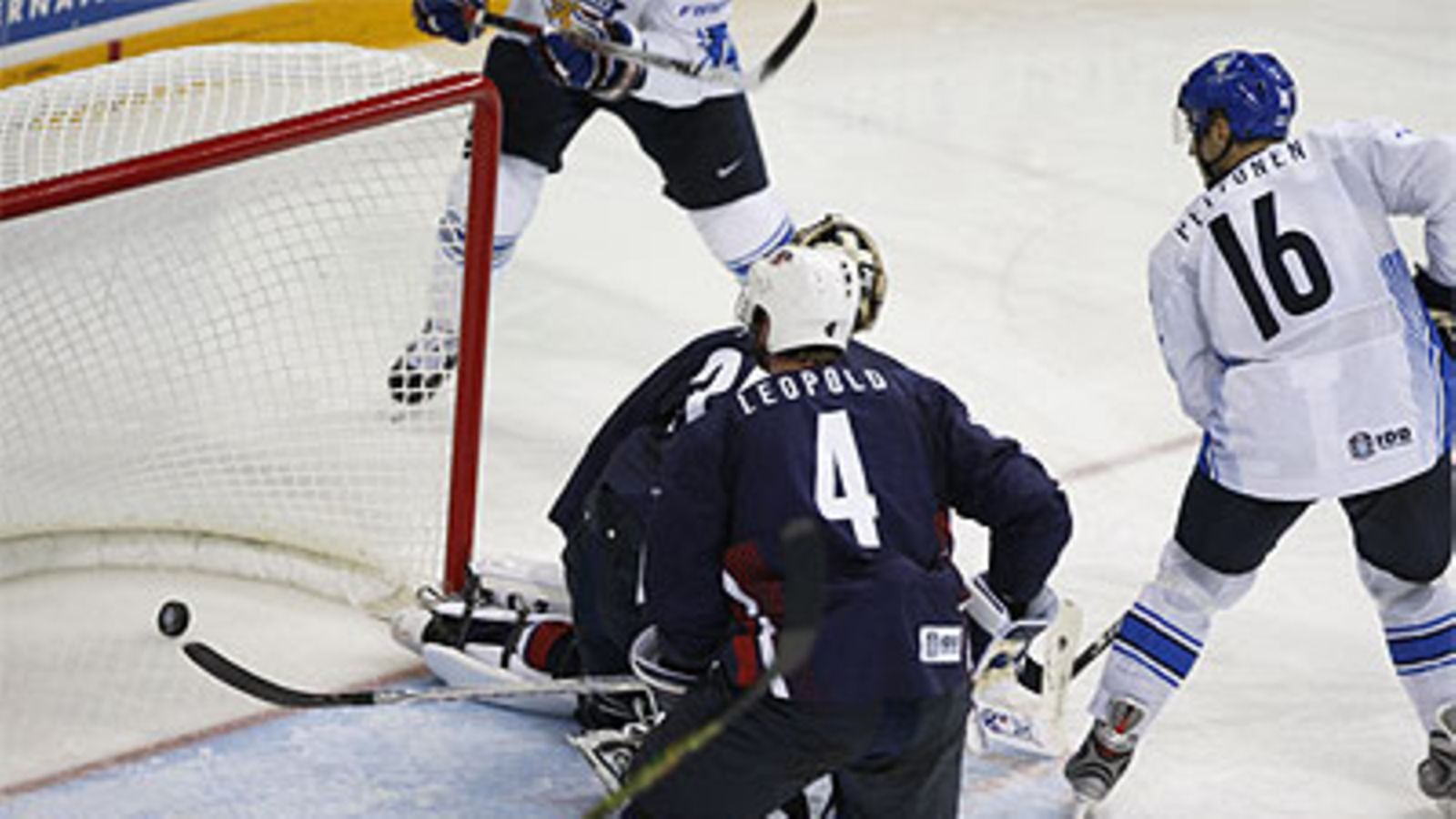 Kiekko sivuverkon läpi maaliin, kuva: Martti Kainulainen / Lehtikuva