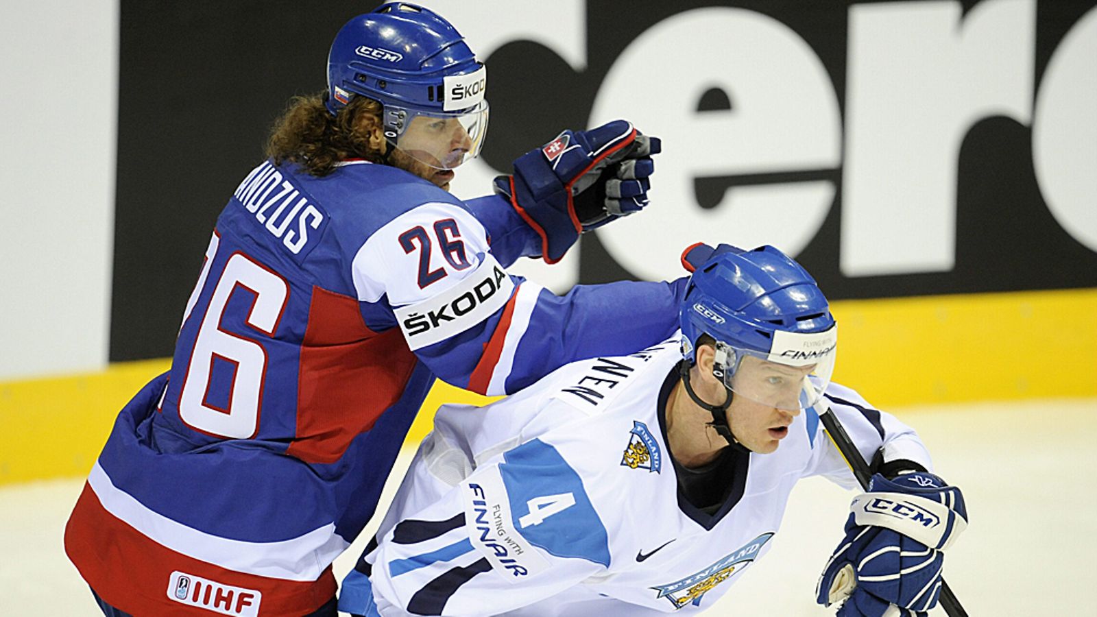 Michal Handzus vääntää Ossi Väänäsen kanssa.