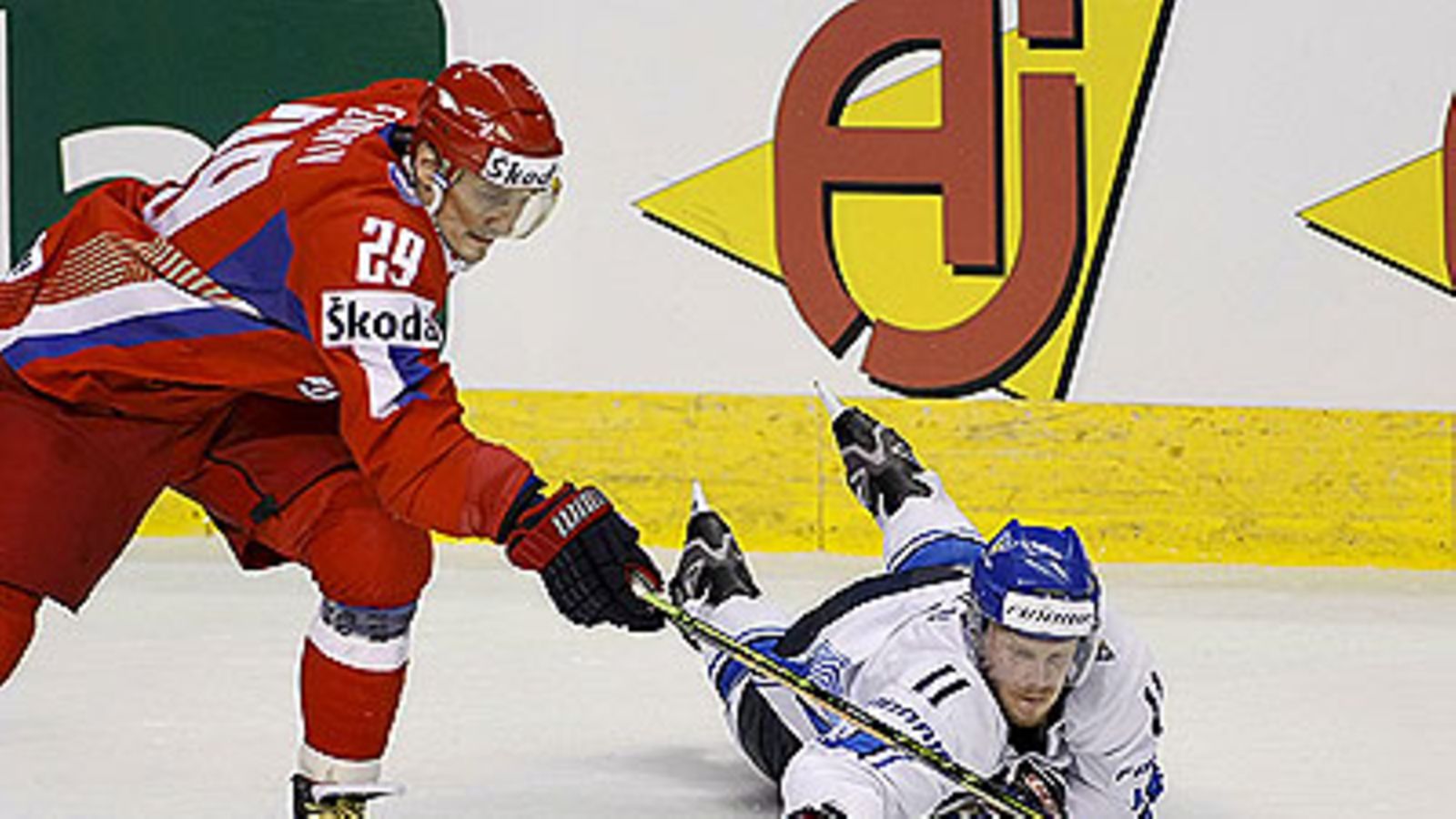 Aleksander Ovetshkin ja Saku Koivu, kuva: EPA/CLEMENT ALLARD