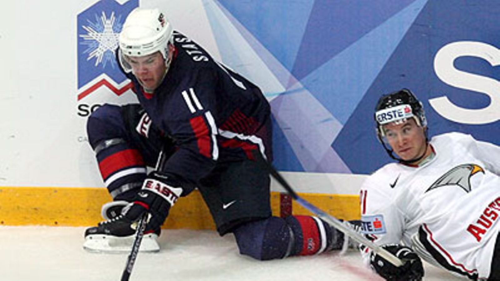 USA:n Paul Stastny ja Itävallan Oliver Setzinger, kuva: EPA/ANATOLY MALTSEV
