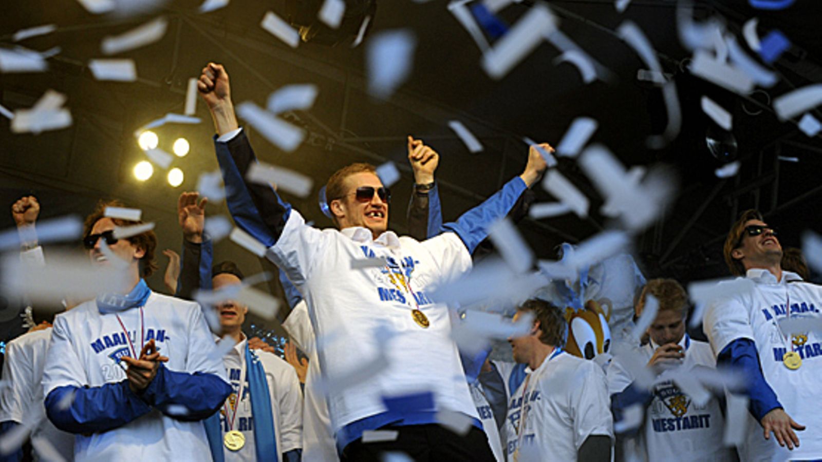 Leijonat juhlii MM-kultaa Kauppatorilla.