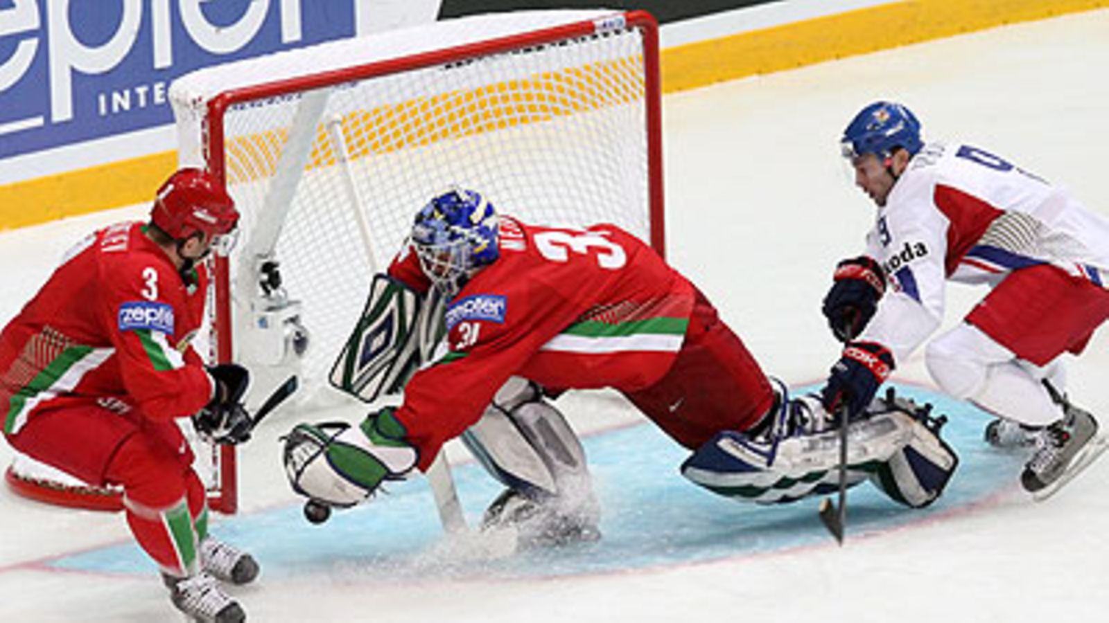 Andrei Mezin torjuu Tshekin David Vybornyn laukauksen, kuva: EPA/ANATOLY MALTSEV