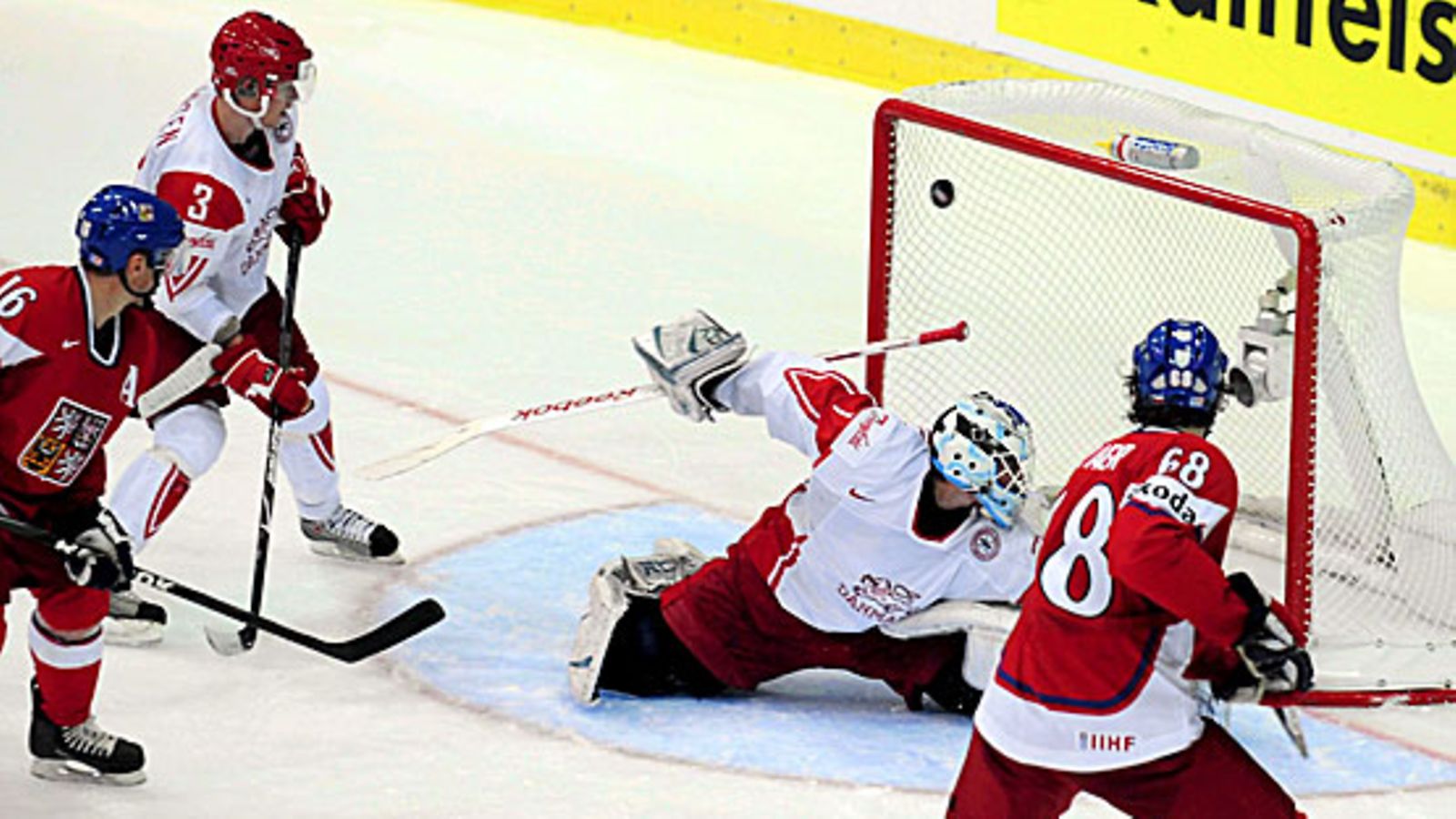 Jaromir Jagr maalinteossa, kuva: EPA/WALTER BIERI