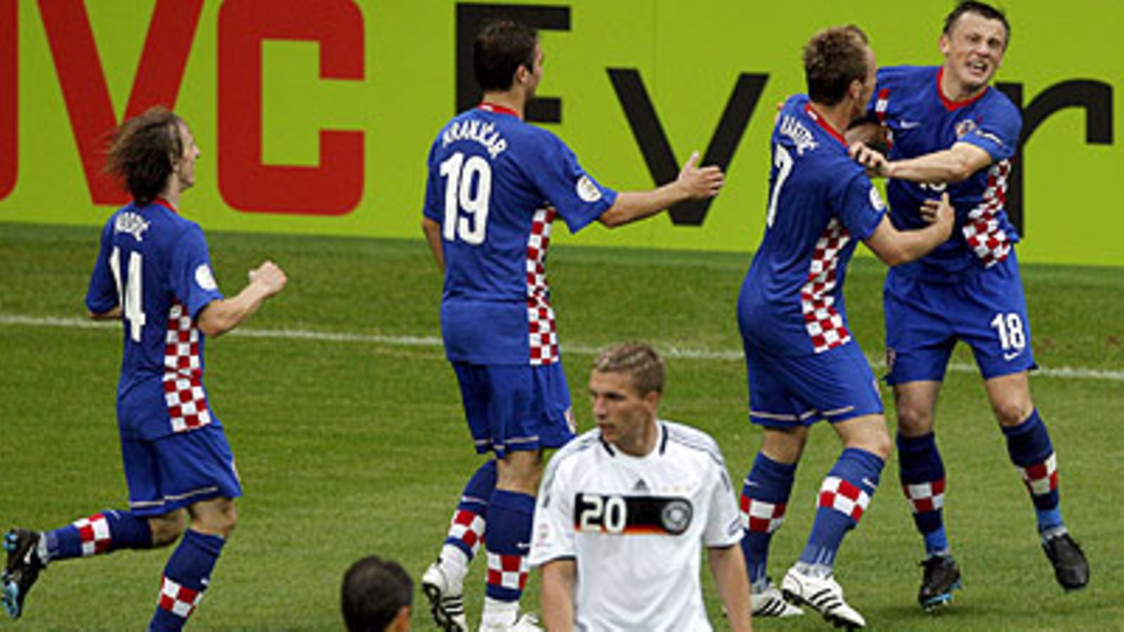 Kroatia juhlii Ivica Olicin 2-0-maalia, kuva: EPA/SERGEY DOLZHENKO