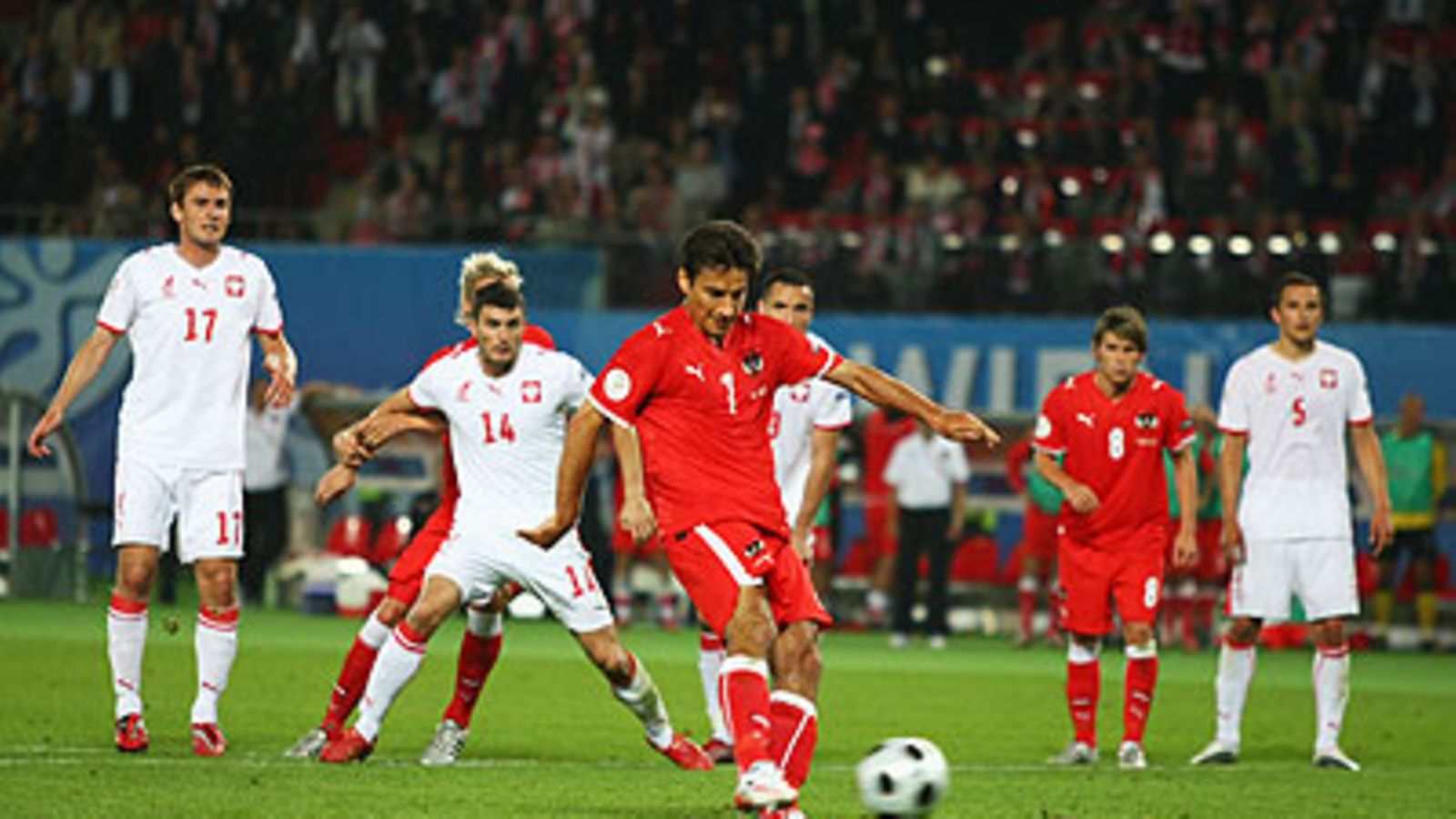 Ivica Vastic laukoo 1-1-tasoituksen, kuva: Andreas Rentz/Bongarts/Getty Images