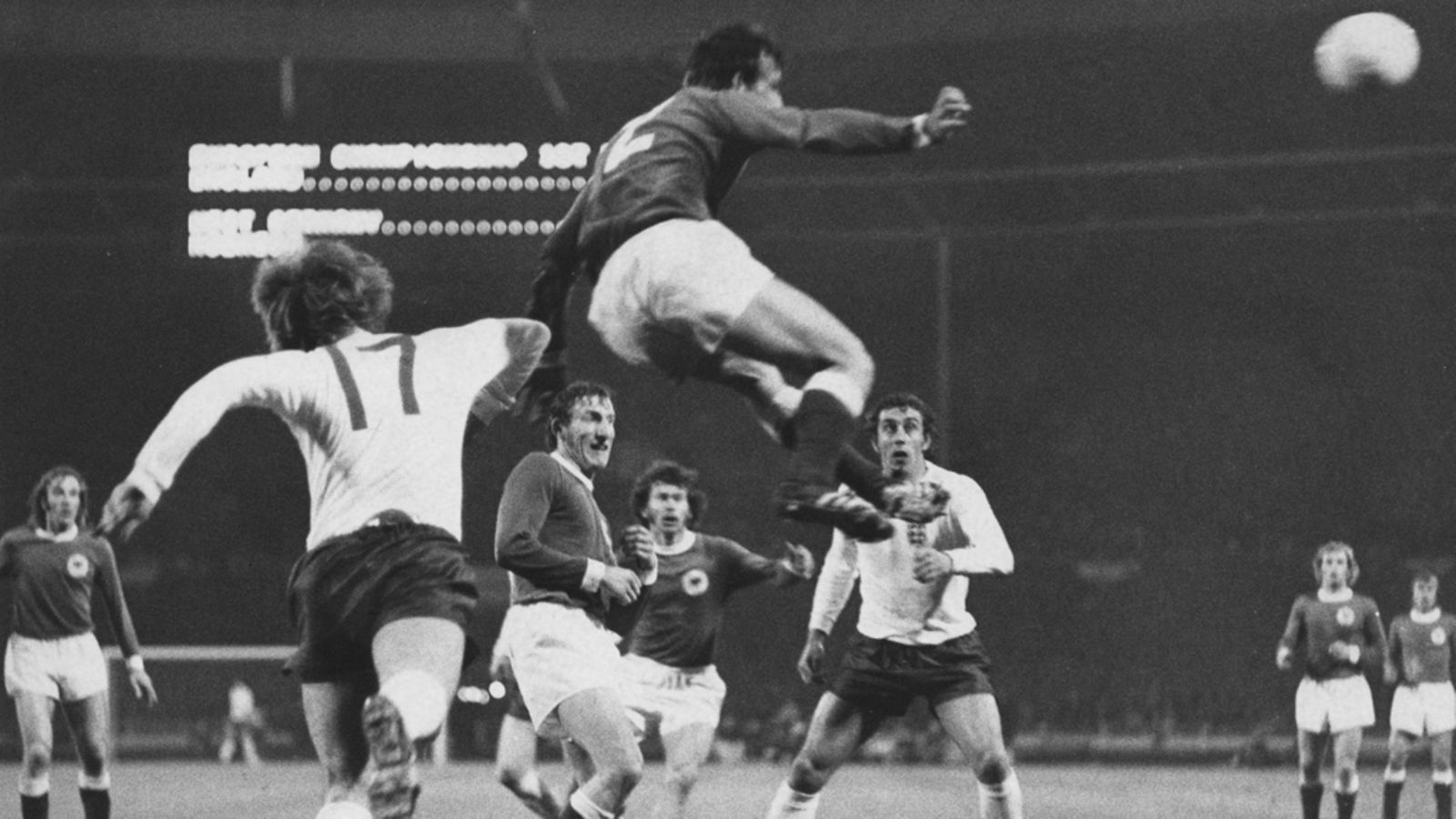 1972 Belgia: Horst-Dieter Hottges nousi korkeimmalle tavoittelemaan pääpalloa Englannin ja Länsi-Saksan välisessä puolivälierän ensimmäisessä osaottelussa Wembleyllä.