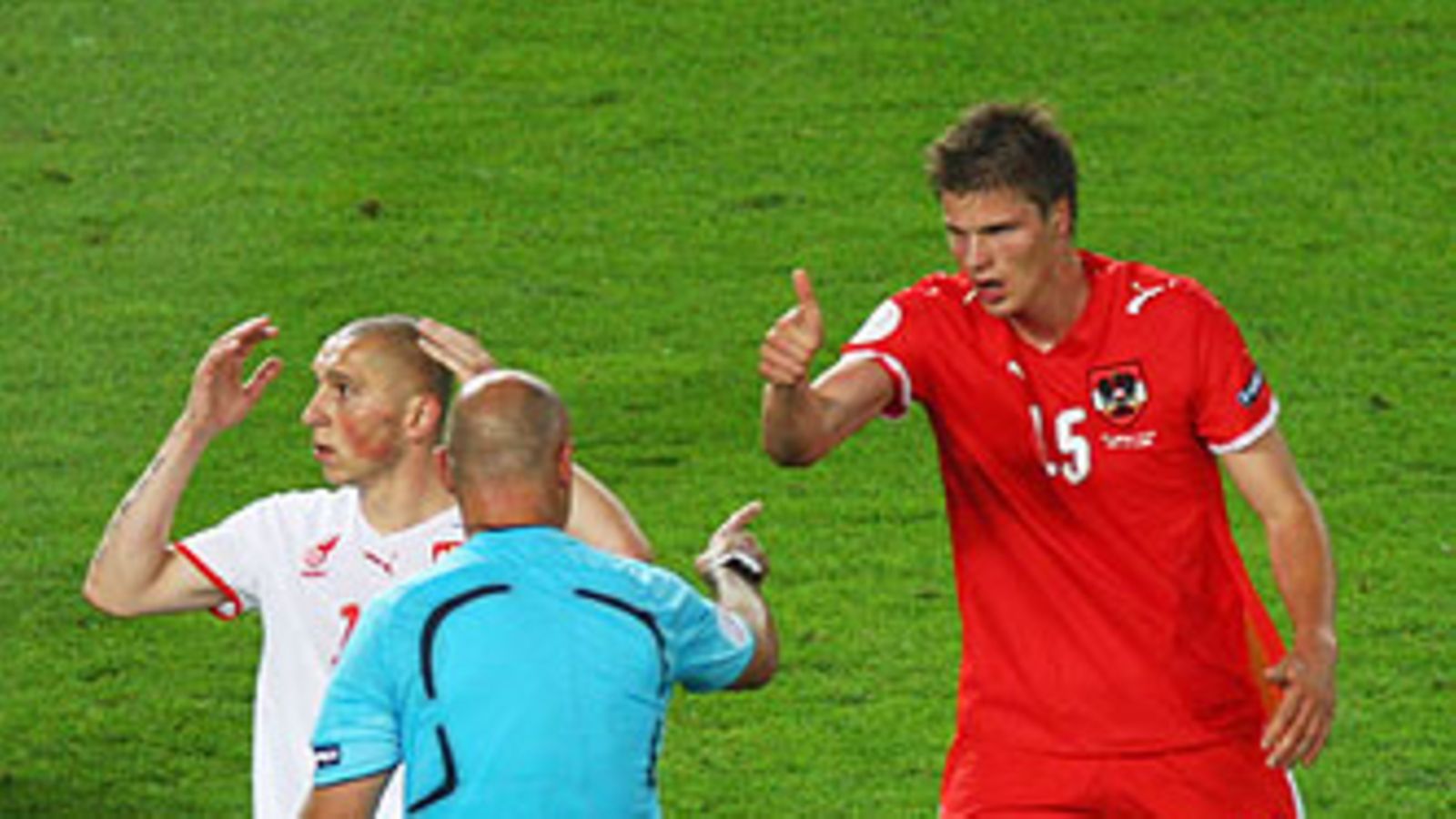 Howard Webb määrää pallon pilkulle lisäajalla, kuva: Christof Koepsel/Bongarts/Getty Images