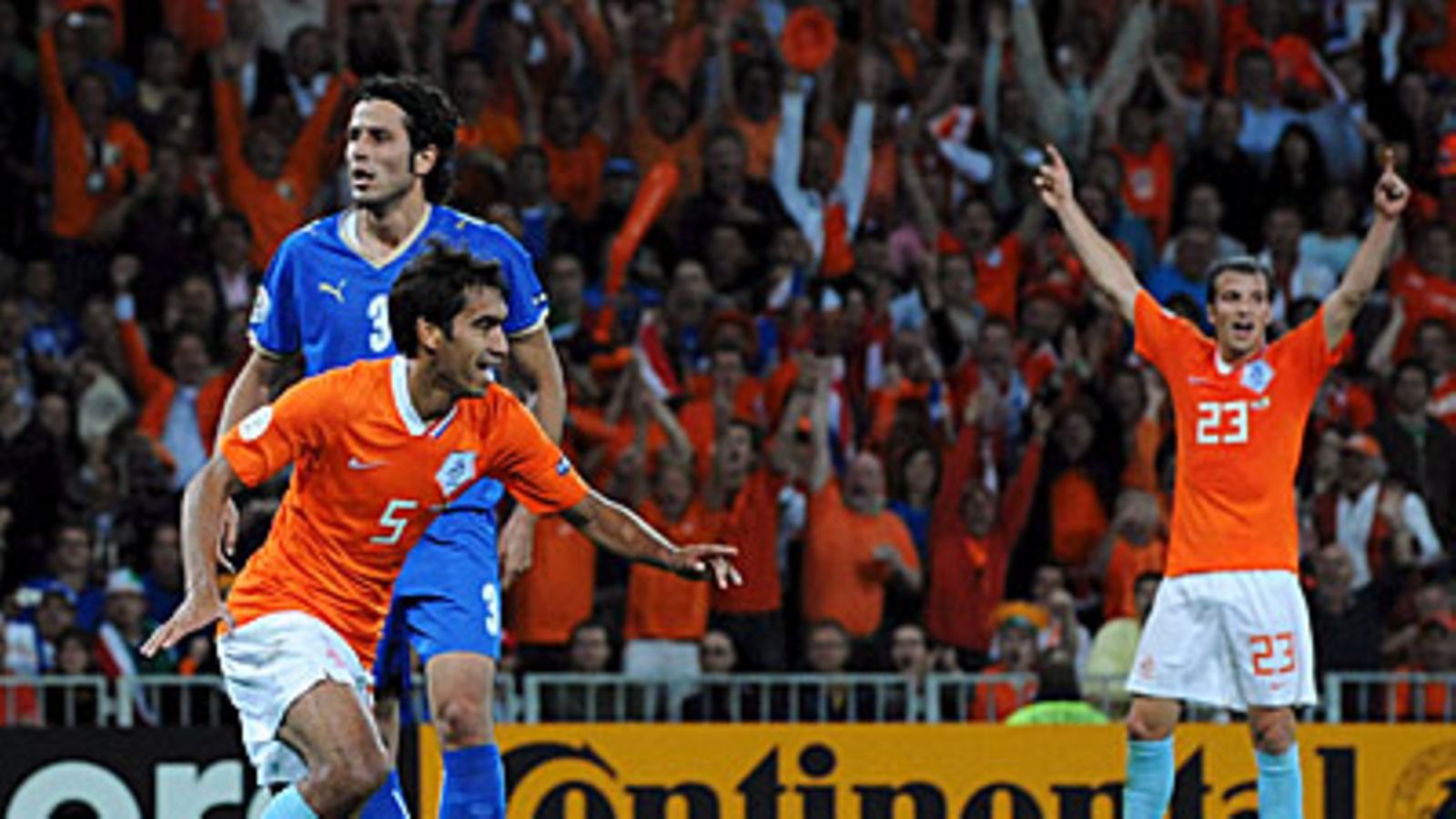 Giovanni van Bronckhorst juhlii 3-0-osumaansa, kuva: EPA/ DANIEL DAL ZANNARO