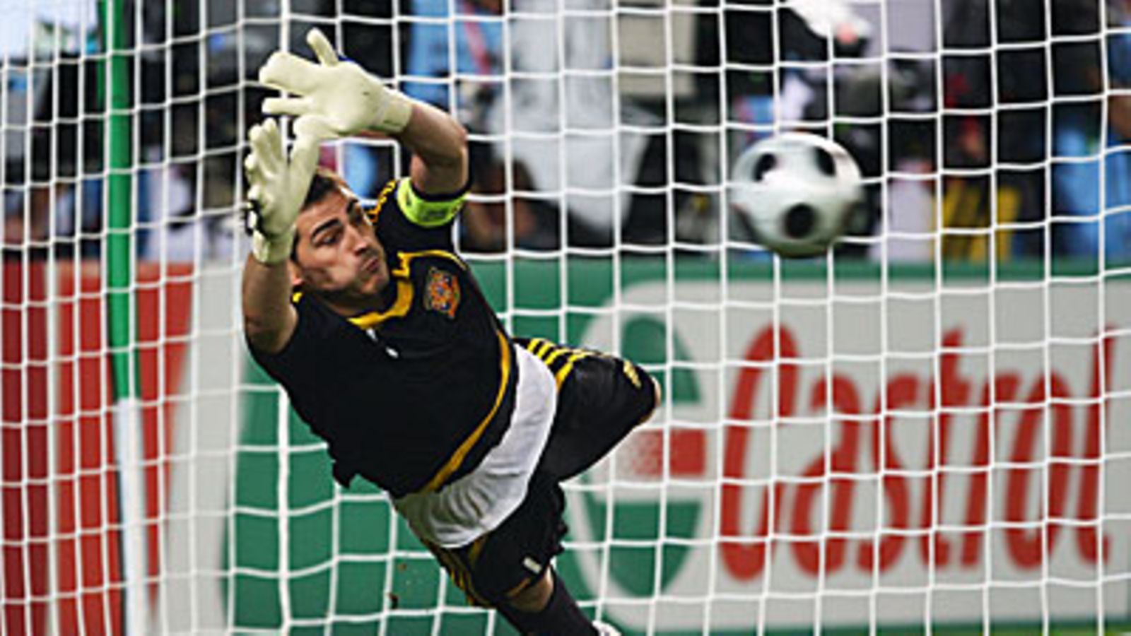 Iker Casillas torjuu rangaistuspotkun, kuva: Clive Mason/Getty Images