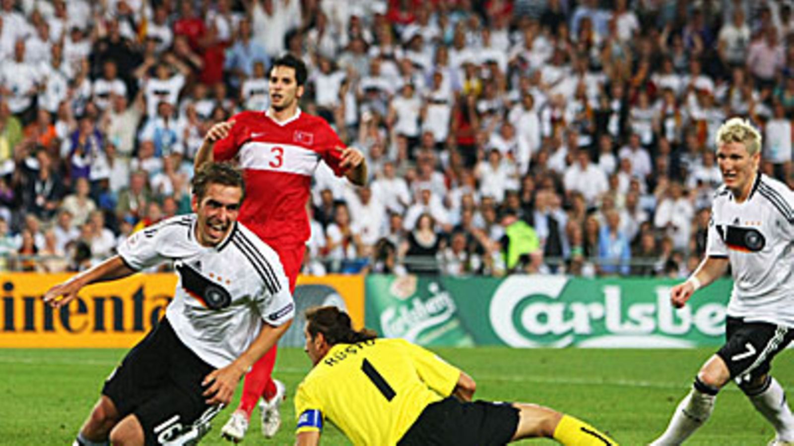 Philipp Lahm juhlii 3-2-voittomaalia, kuva: Alexander Hassenstein/Bongarts/Getty Images