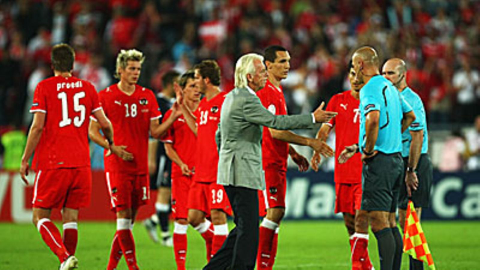 Leo Beenhakker ja Howard Webb, kuva: Richard Heathcote/Getty Images