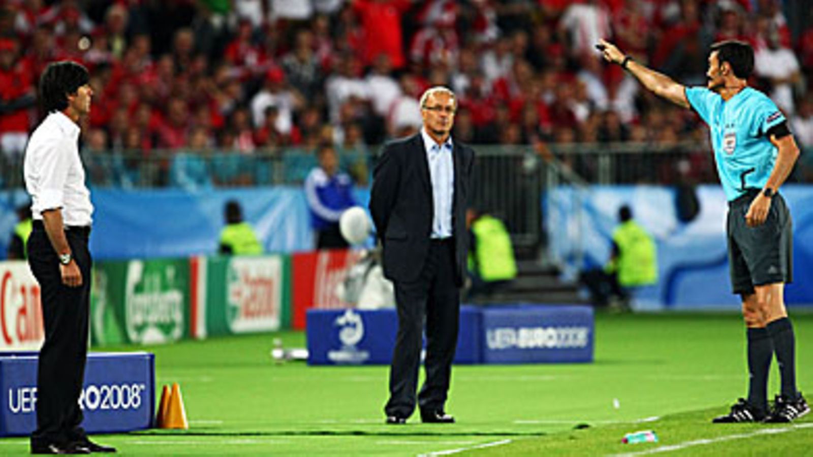 Josef Hickersberger ja Joachim Löw komennetaan katsomoon, kuva: Alexander Hassenstein/Bongarts/Getty Images