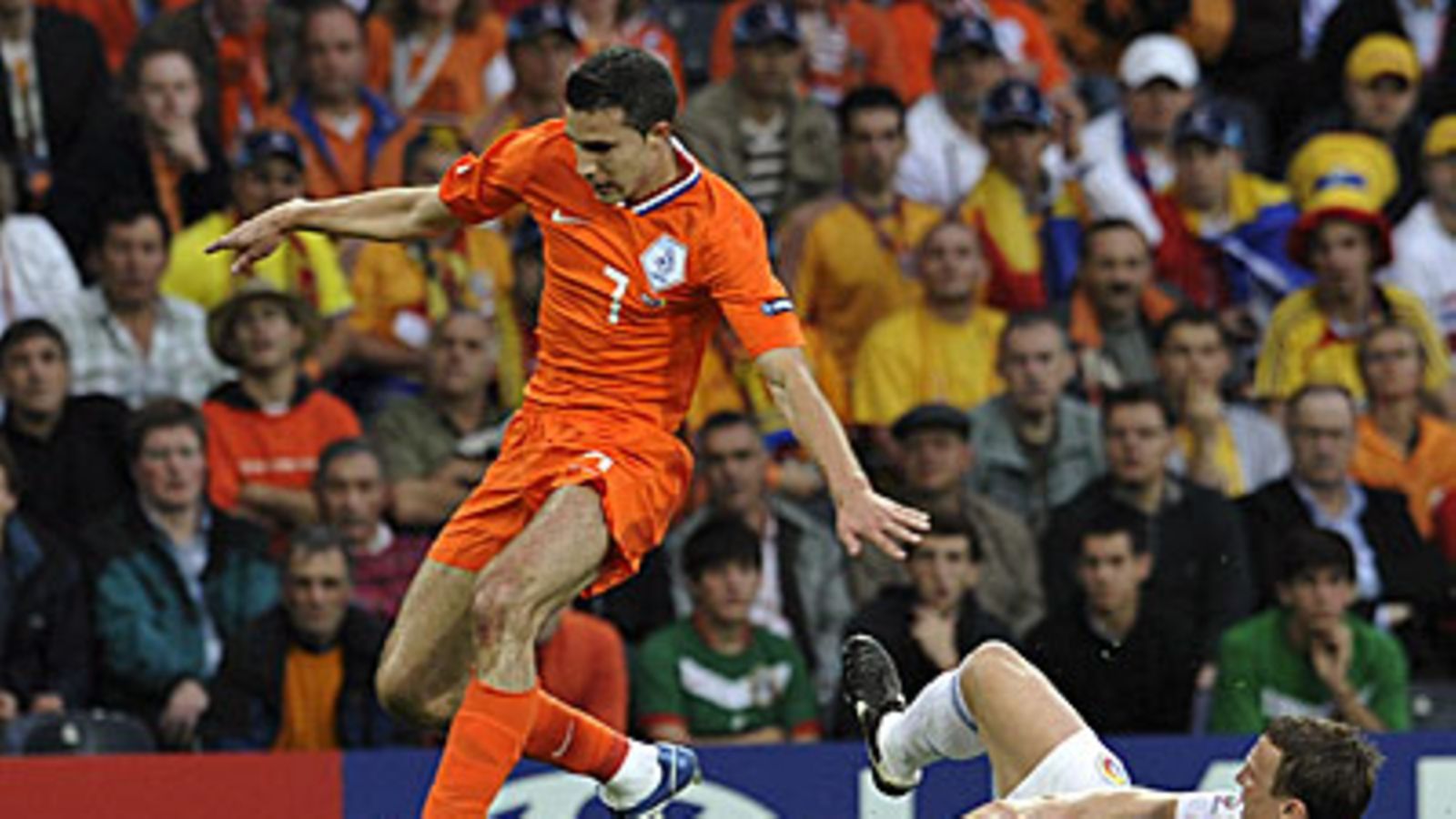 Robin van Persie ja  Sorin Ghionea, kuva: EPA/PETER SCHNEIDER