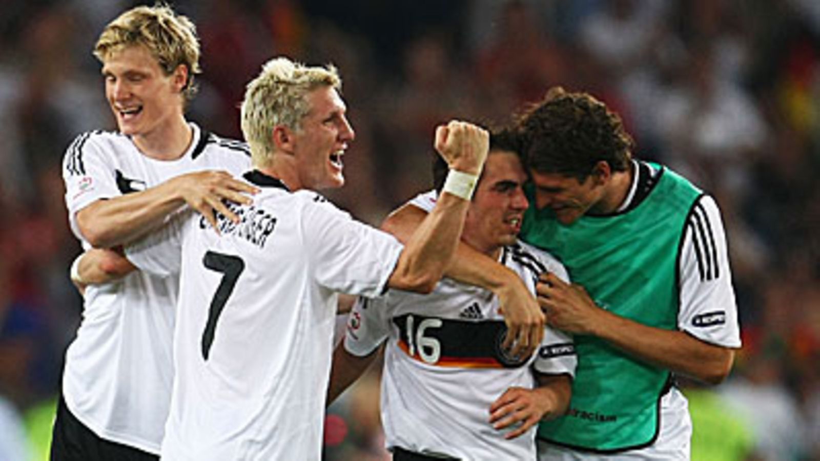 3-2-voittomaalin tekijä Philipp Lahm (2. oik.), kuva: Lars Baron/Bongarts/Getty Images