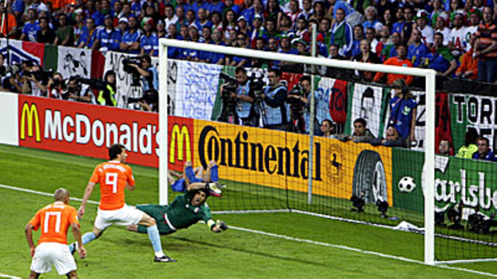 Ruud van Nistlerooy tekee 1-0-osuman, kuva: EPA/KOEN VAN WEEL