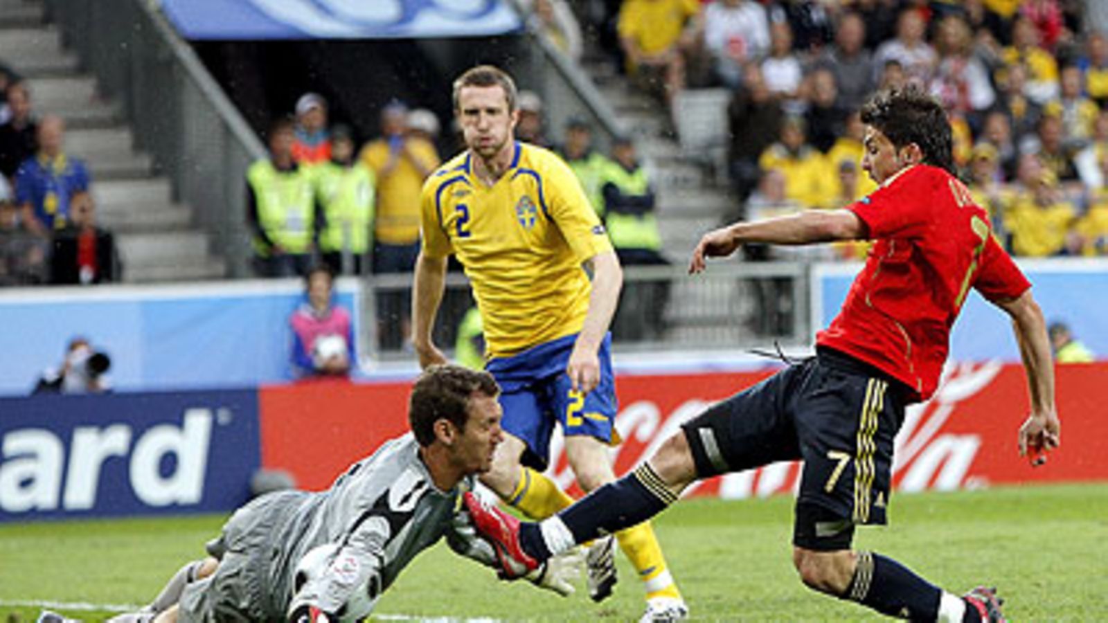David Villa laukoo 2-1-voittomaalin, kuva: EPA/KERIM OKTEN