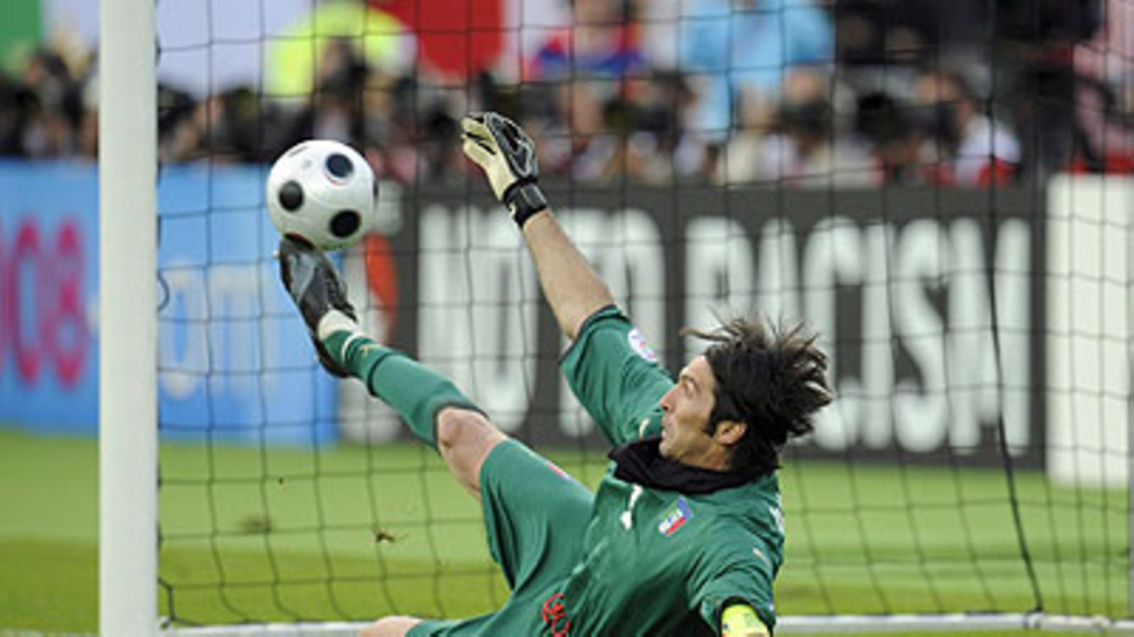 Gianluigi Buffon torjuu Adrian Mutun rankkarin, kuva: EPA/PETER KNEFFEL