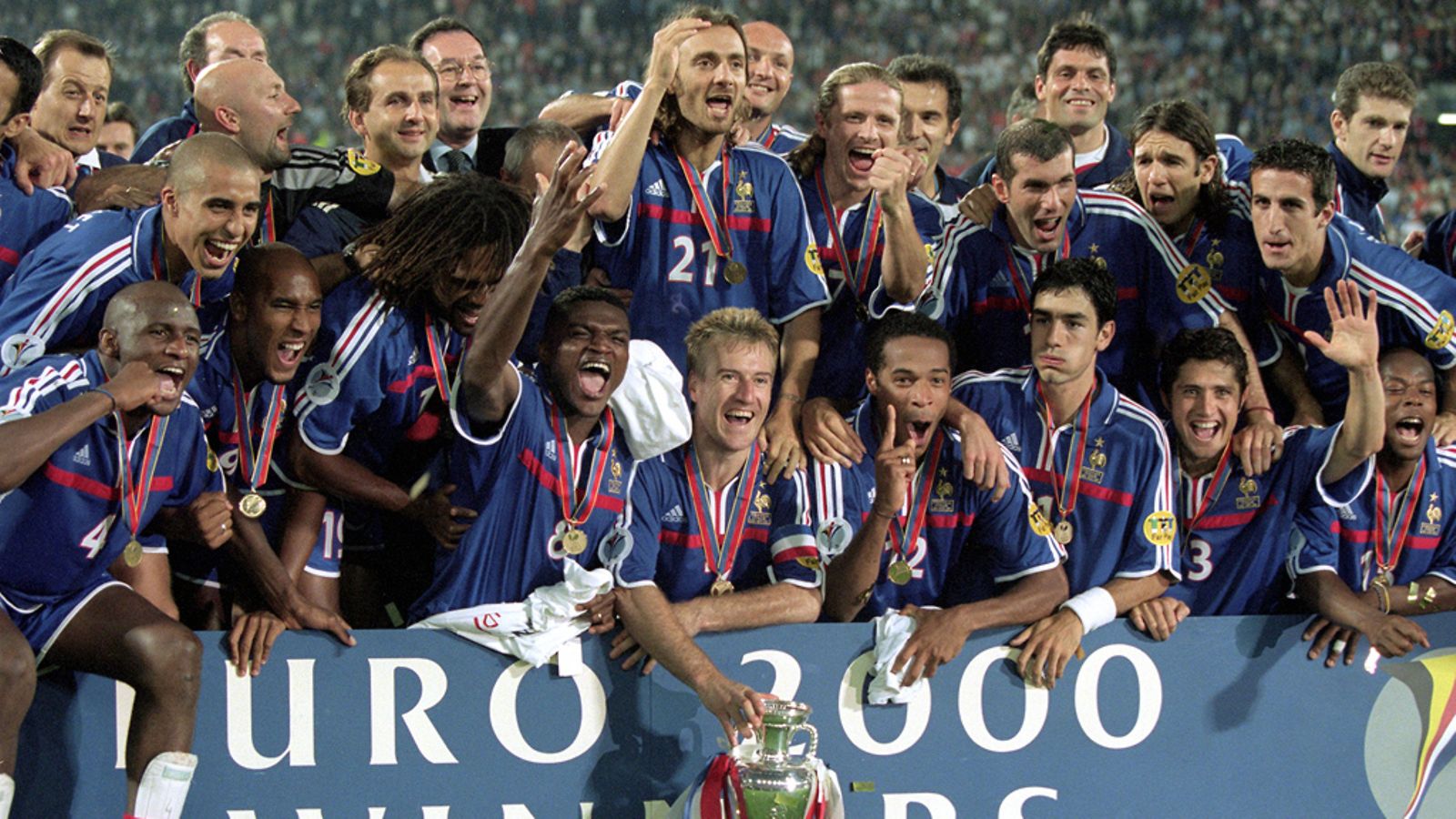 2000 Hollanti/Belgia: Ranska juhlii Euroopan mestaruutta.