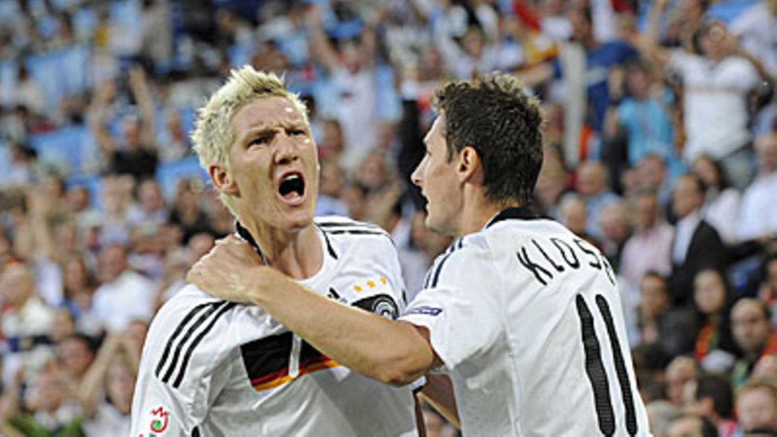 Bastian Schweinsteiger ja Miroslav Klose, kuva: EPA/DANIEL DAL ZENNARO