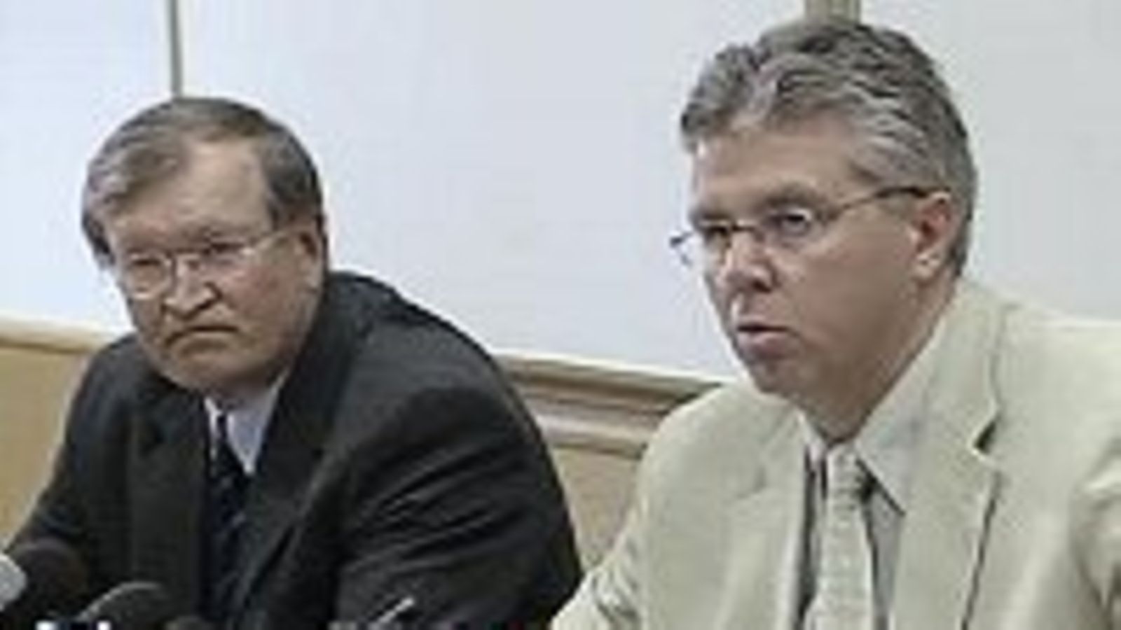 Seppo Rehunen ja Jari Piirainen Hiihtoliiton tiedotustilauisuudessa 07.03.2003
