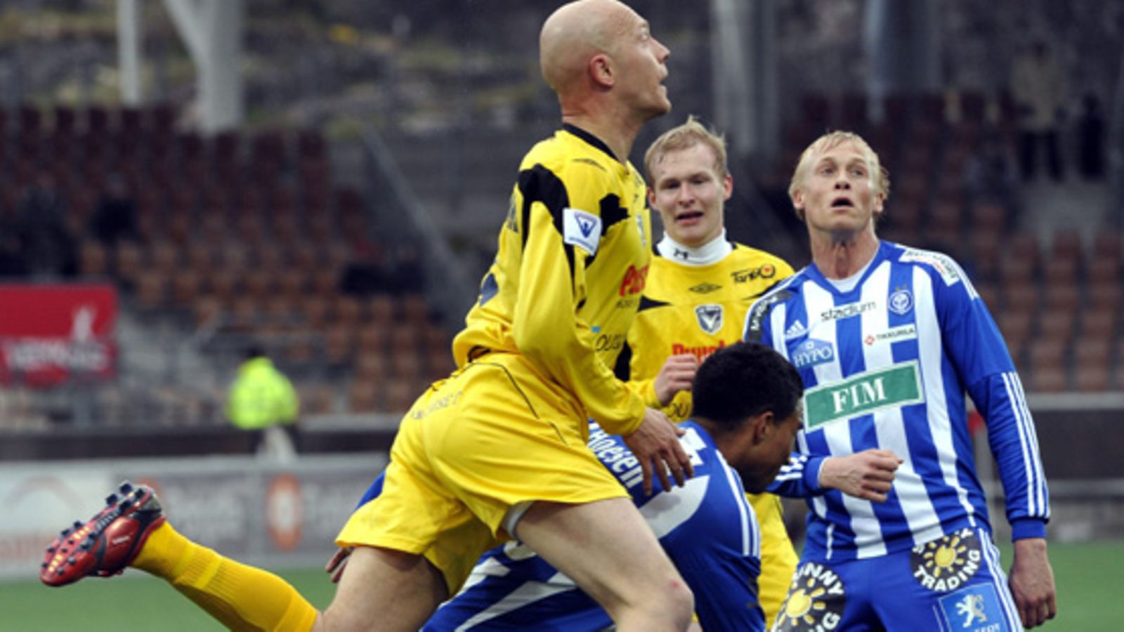 AC Oulun Lähderinne taistelee HJK:ta vastaan. Kuva: Lehtikuva