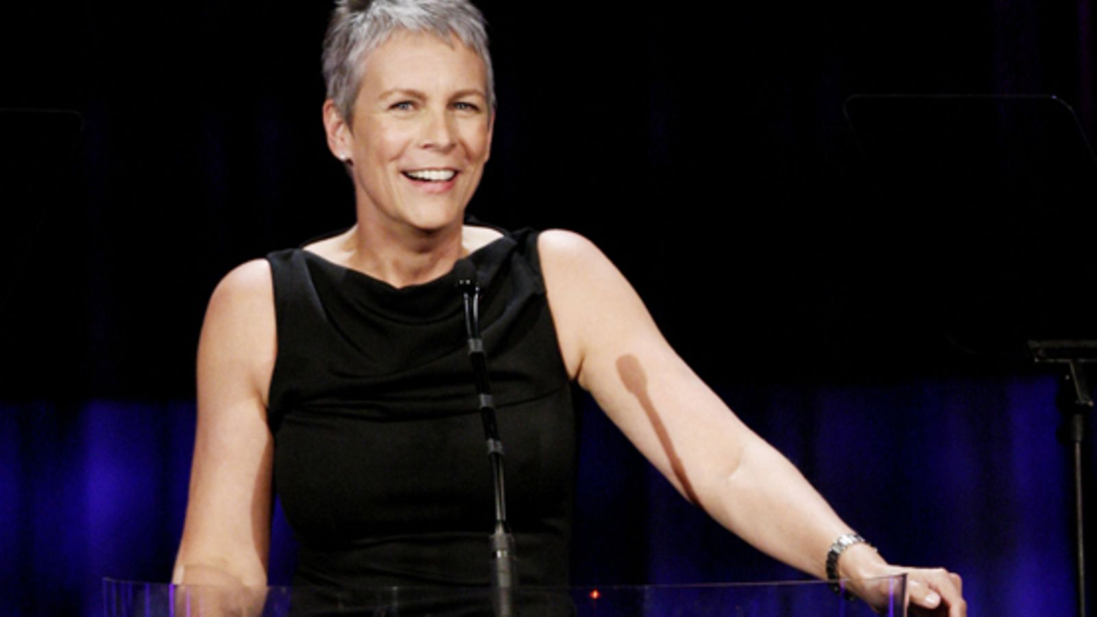 Jamie Lee Curtis näyttää upealta harmaissaan.