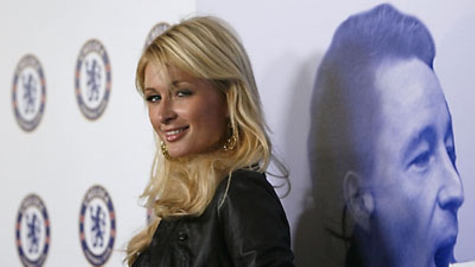 Chelsean pirskeissä viihtyi myös seurapiirikaunotar Paris Hilton.