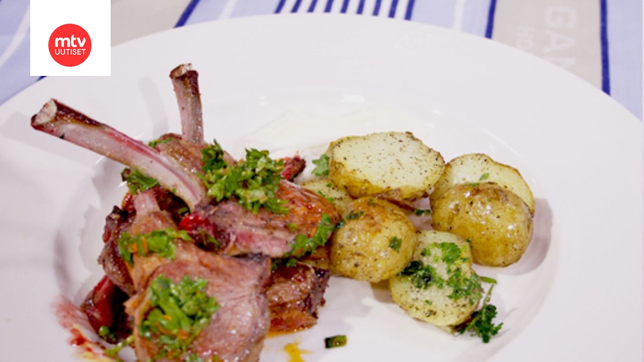 Karitsan karetta ja paistettuja perunoita, chimichurria ja aiolia