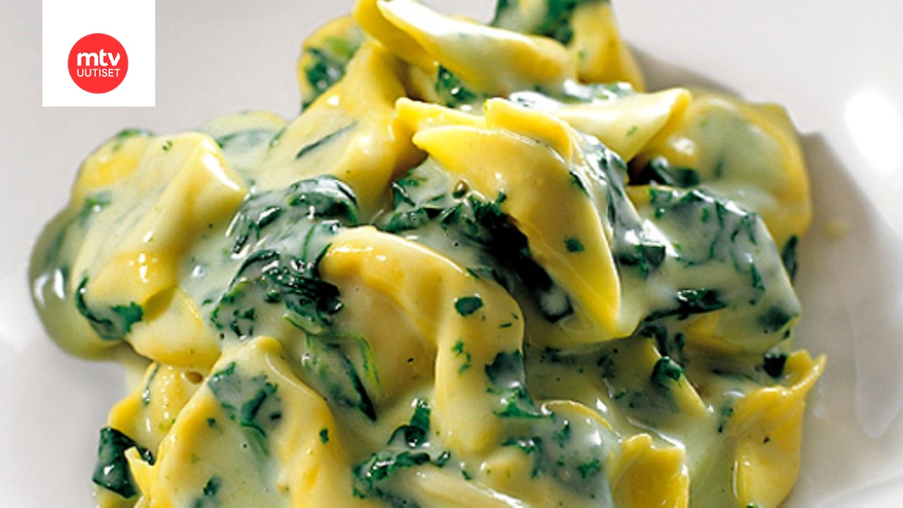Tortellinit basilika-pinaattikastikkeella