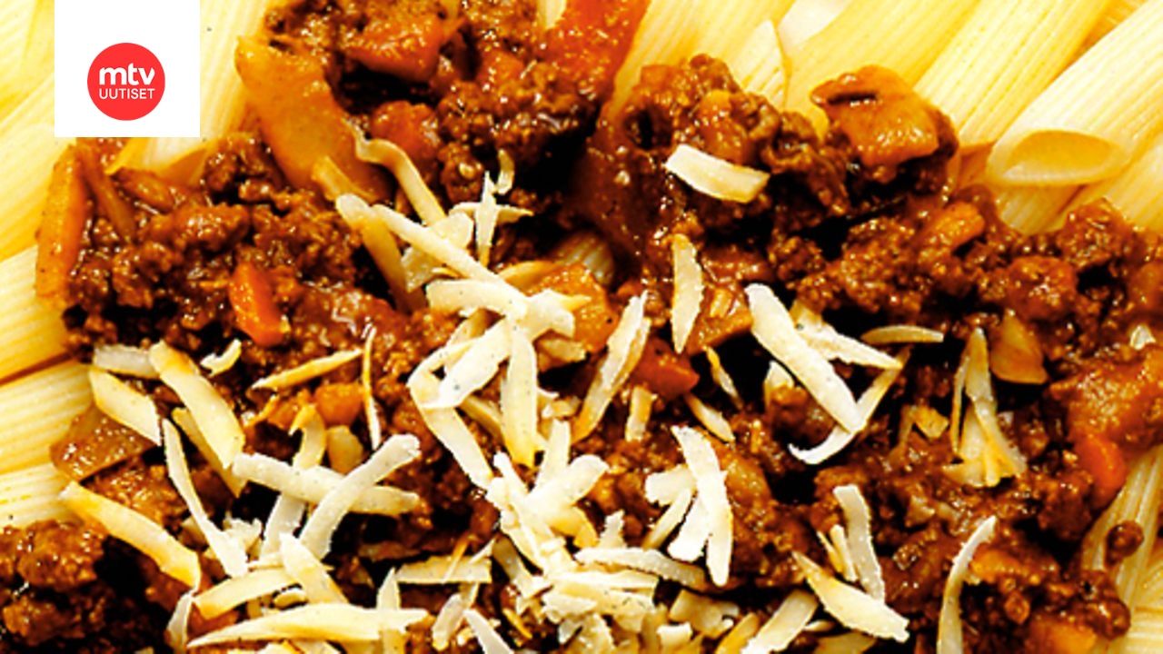 Jauhelihakastiketta ja pastaa