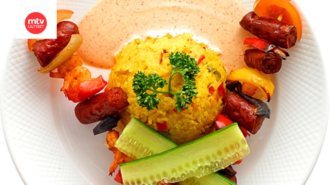 Makkara-katkarapuvartaat curryriisin ja paprikakastikkeen kera
