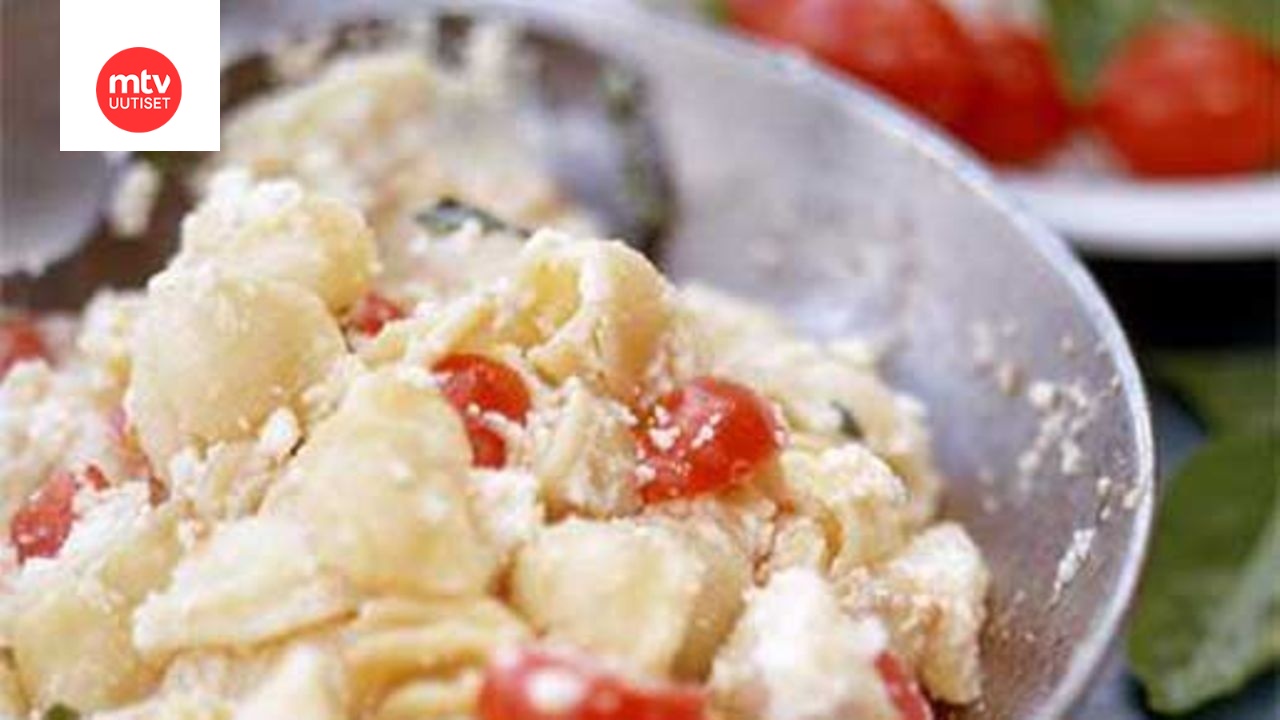 Korvarengaspasta ricotta-juuston ja tomaatin kera