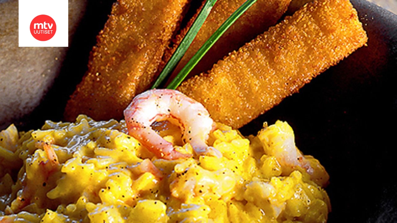 Katkarapu-curryriisi kalapuikkojen kanssa