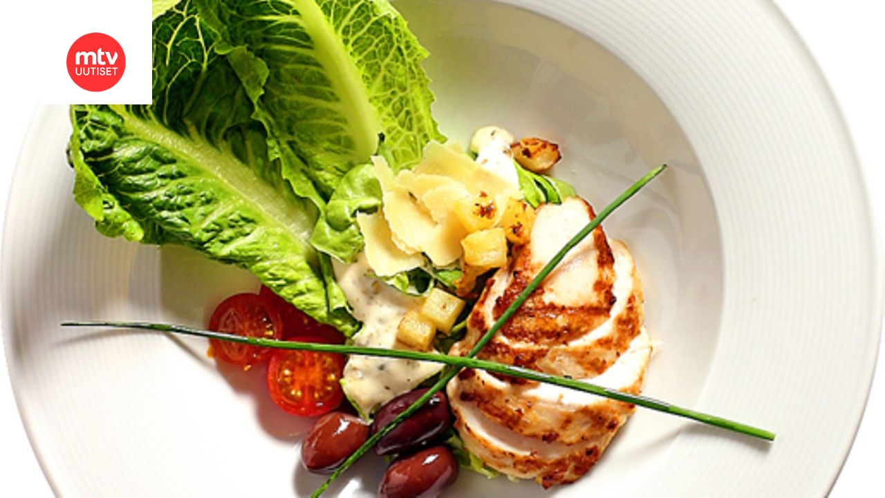 Caesarsalaatti broilerista ja perunakrutongeista