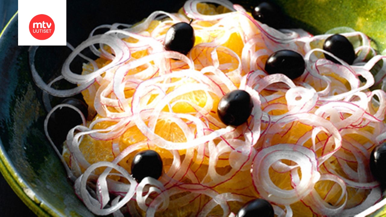 Appelsiinisalaatti punasipulin ja oliivien kera