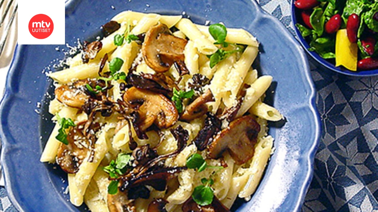 Pastaa sienien ja pinaattisalaatin kera