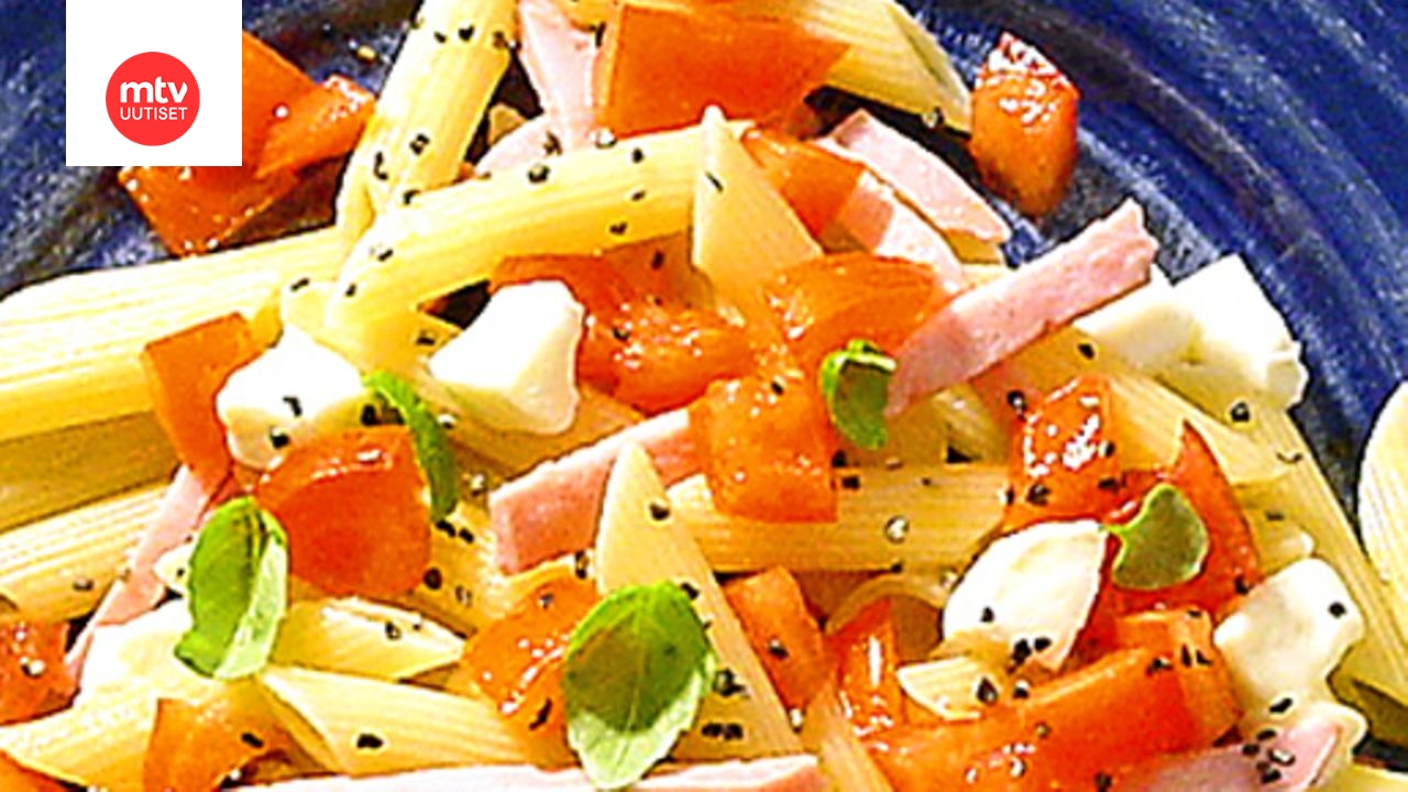Pastaa kinkun, tomaatin ja mozzarellan kanssa