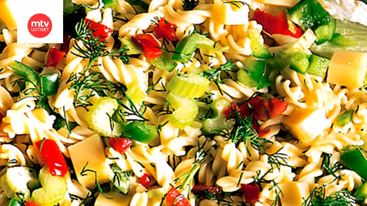 Pastasalaatti kesävihannesten kera
