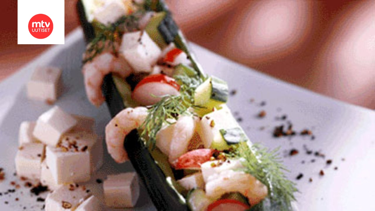 Feta-katkarapusalaatti veneessä