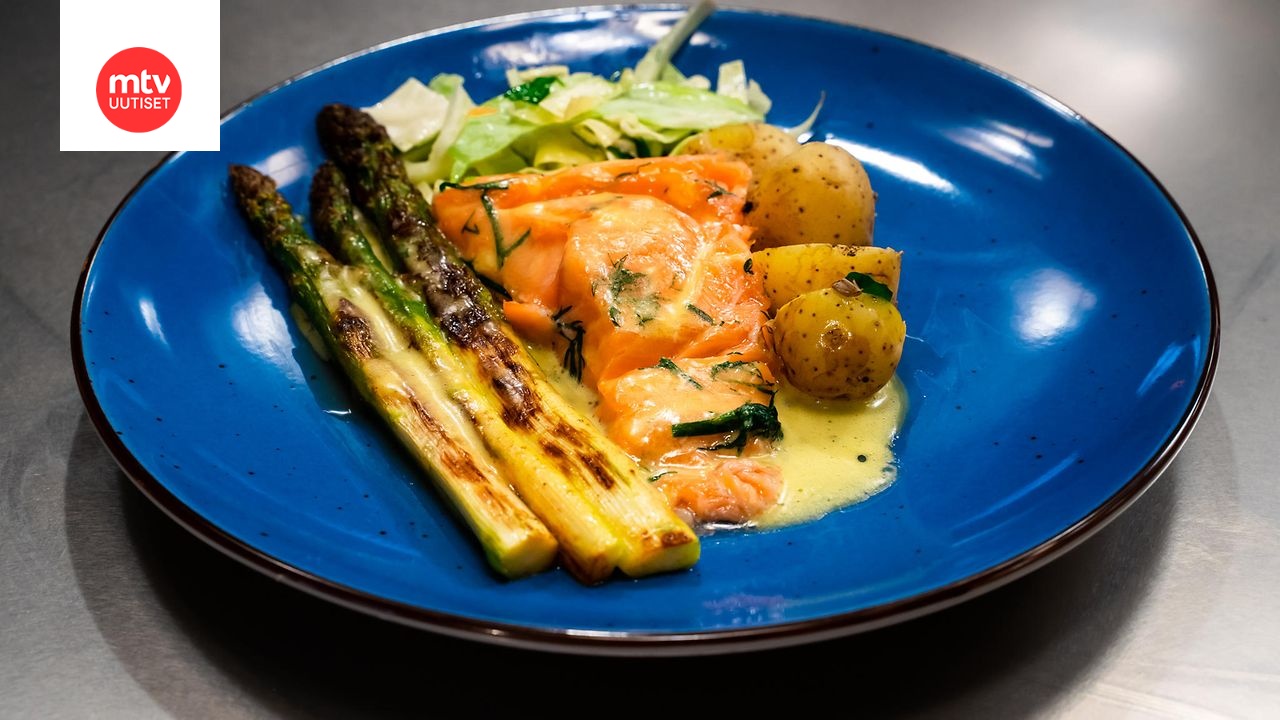 MasterChef VIP: Yrttistä lohta, hollandaisekastiketta, paistettua tankoparsaa, sitruunavinaigretellä maustettua fenkolia ja varhaiskaalia – Joel Harkimon resepti